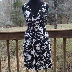 Striking SUNDRESS by Donna Ricco V-Neck front and back Black on White Floral Sz6